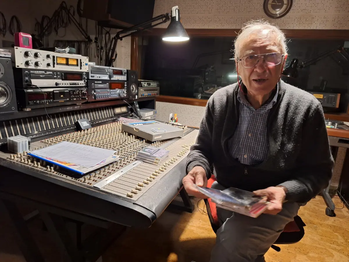 Checo Comelli nello studio di registrazione