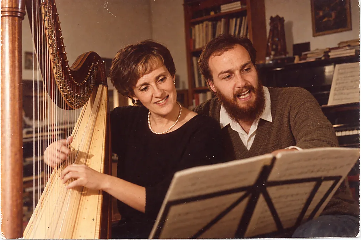 Patrizia Tassini all’arpa e Raul Lovisoni leggono una partitura