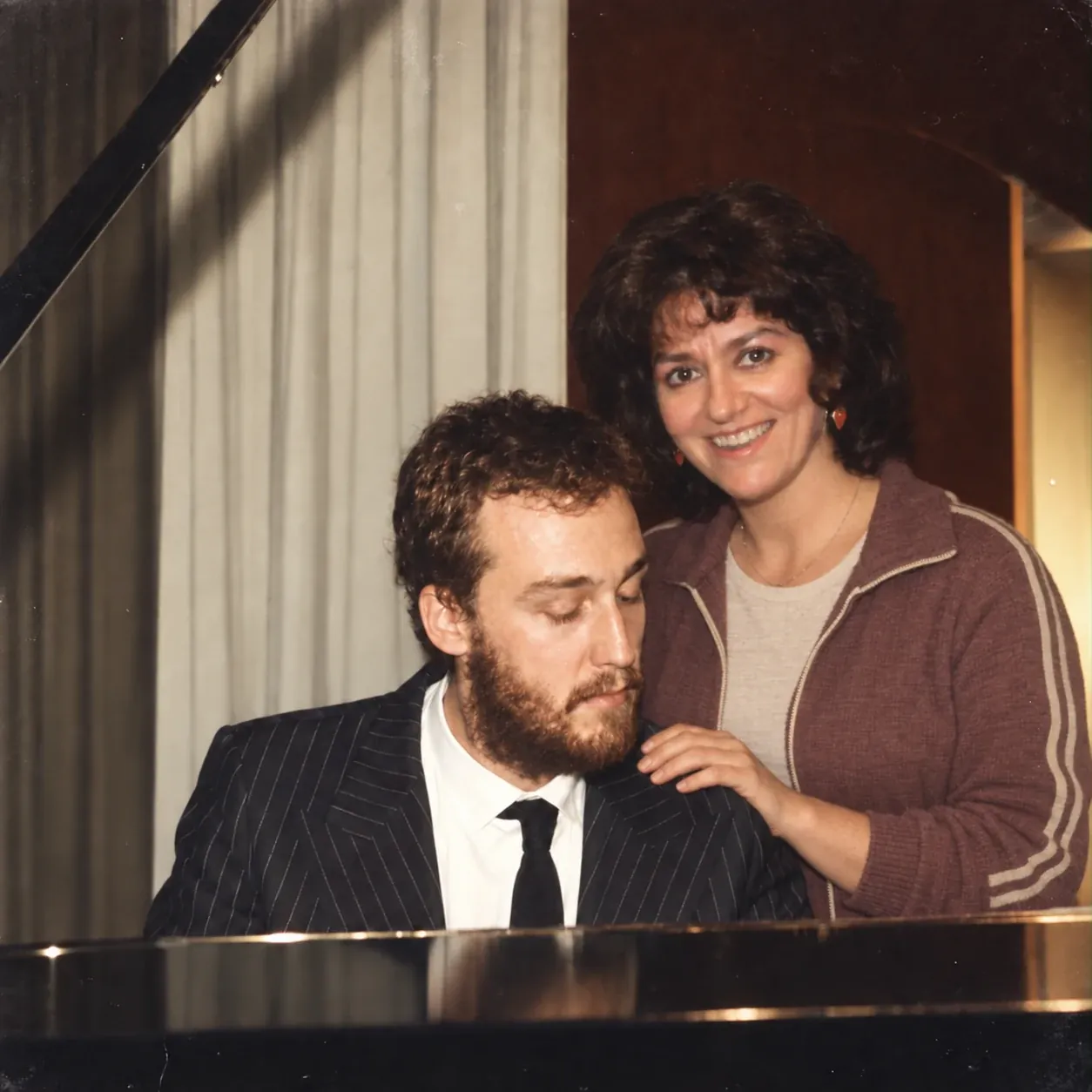 Marlena Bonezzi accanto a Raul Lovisoni al pianoforte, fotografia del 1979