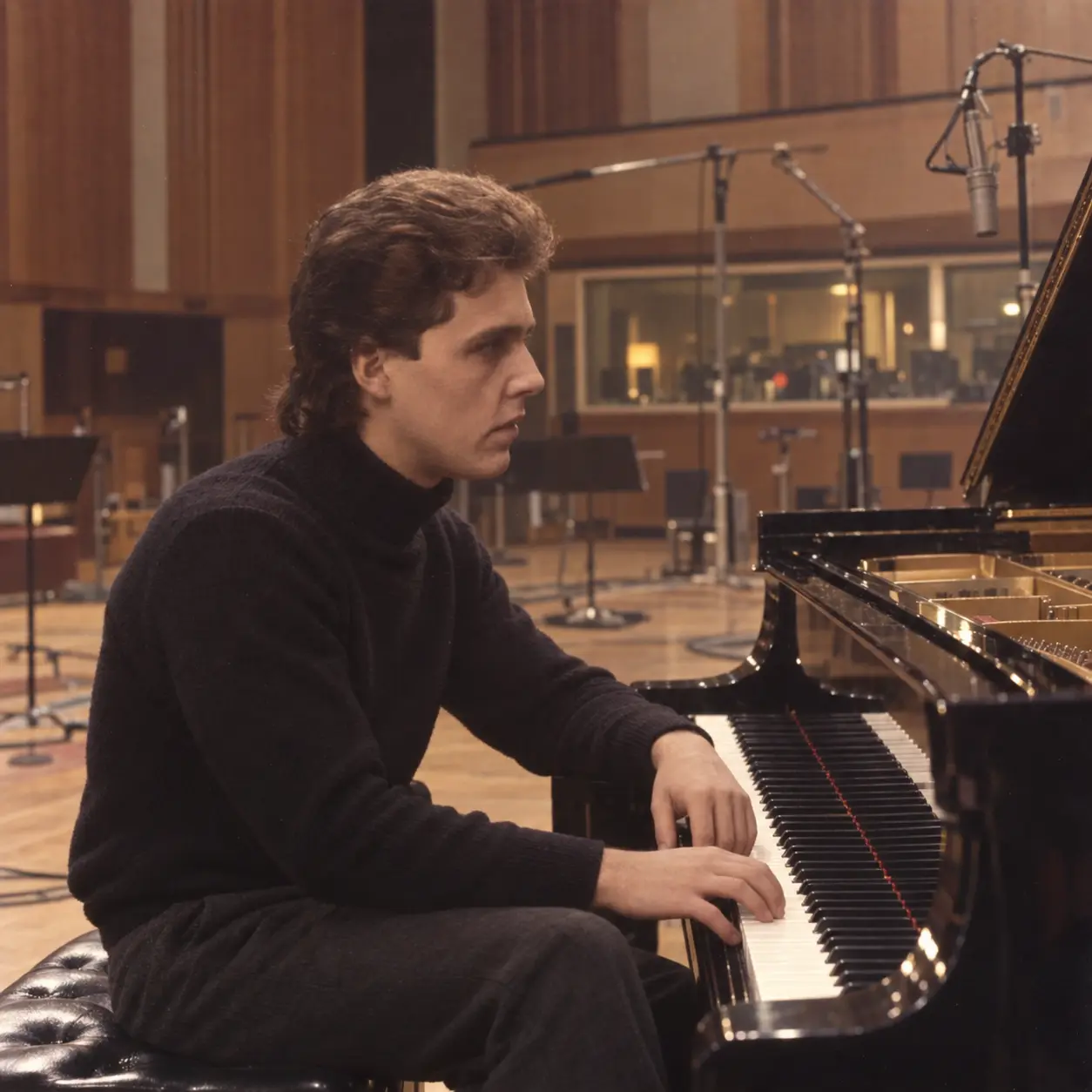 Luigi Gordon Lovisoni al pianoforte in sala d'incisione