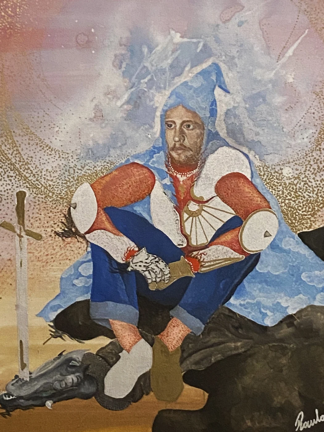 Raul Lovisoni, cavaliere con mantello azzurro seduto sul drago, spada piantata a terra